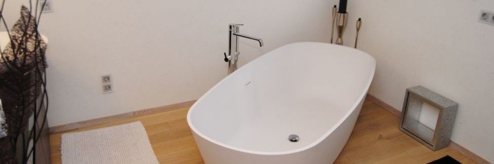 Freistehende Badewanne in einem hellen, modernen Badezimmer