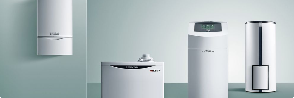 Moderne Heizgeräte, Micro-KWK-Modul und Warmwasserspeicher nebeneinander