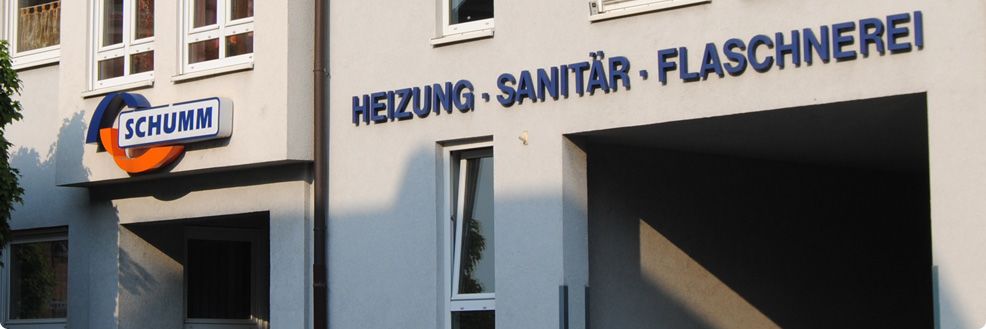 Betriebsgebäude der Schumm GmbH im Handwerkerhof mit Schriftzug Heizung, Sanitär, Flaschnerei